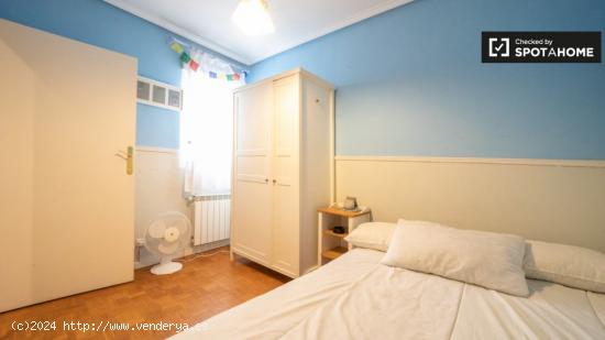 Encantadora habitación con cama matrimonial en alquiler en Chueca. - MADRID