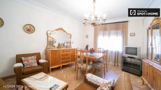 Apartamento de 4 dormitorios en alquiler en Cuatro Caminos. - MADRID