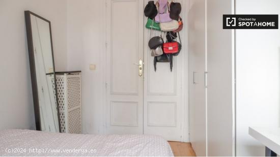 Habitaciones en apartamento de 5 dormitorios en Malasaña, Madrid - MADRID