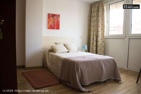 Encantadora habitación en piso de 5 dormitorios en Chueca, Madrid - MADRID