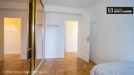 Se alquila habitación luminosa en apartamento de 3 dormitorios en Casa de Campo - MADRID