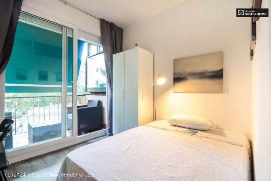 Se alquila habitación con balcón en piso compartido en Sant Andreu - BARCELONA