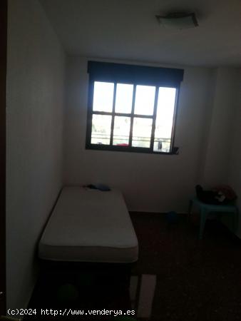 Habitación en piso compartido en Paterna - VALENCIA