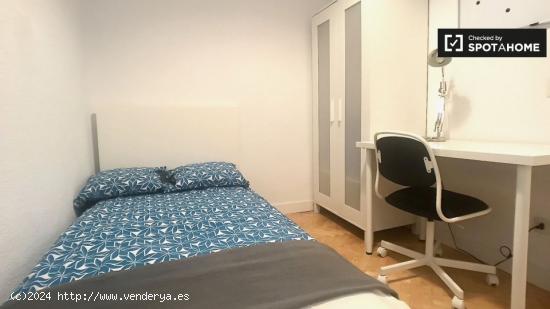 Acogedora habitación en un apartamento de 6 dormitorios en Malasaña - MADRID