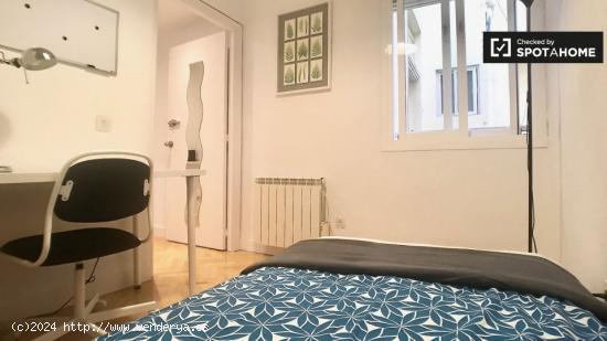 Acogedora habitación en un apartamento de 6 dormitorios en Malasaña - MADRID