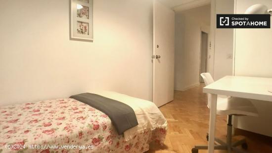 Habitación amueblada en apartamento de 6 dormitorios en Malasaña - MADRID