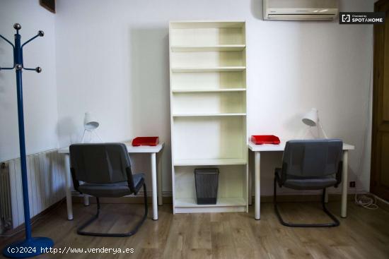 Amplia habitación en apartamento de 7 dormitorios en Valverde, Madrid - MADRID