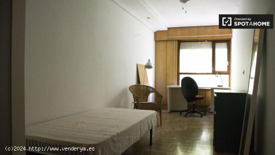 Amplia habitación en apartamento de 7 dormitorios en Valverde, Madrid - MADRID