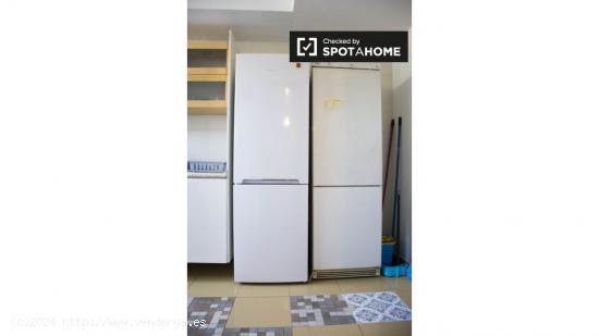 Habitación amueblada en apartamento de 7 dormitorios en Valverde - MADRID