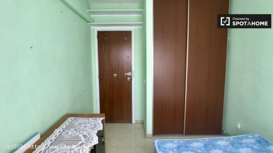 Habitación amueblada en un apartamento de 3 dormitorios en Carabanchel - MADRID