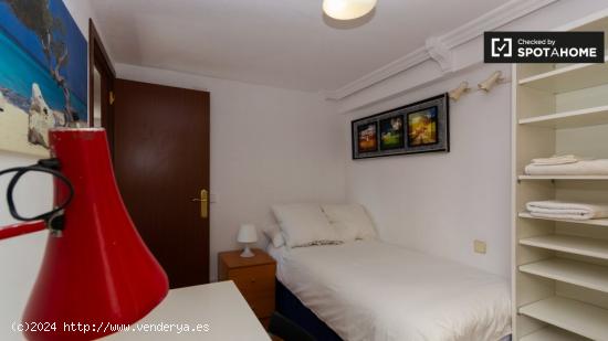 Se alquila habitación luminosa en casa de 2 dormitorios en Puente de Vallecas - MADRID