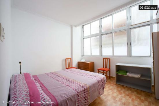 Habitación soleada con cama matrimonial en alquiler en Patraix. - VALENCIA