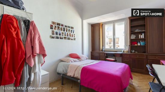 Se alquila habitación luminosa en apartamento de 9 dormitorios en Moncloa - MADRID