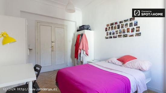 Se alquila habitación luminosa en apartamento de 9 dormitorios en Moncloa - MADRID