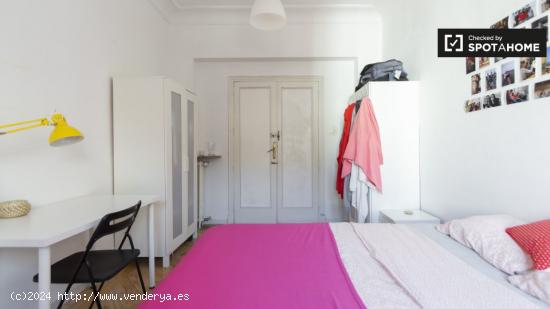 Se alquila habitación luminosa en apartamento de 9 dormitorios en Moncloa - MADRID