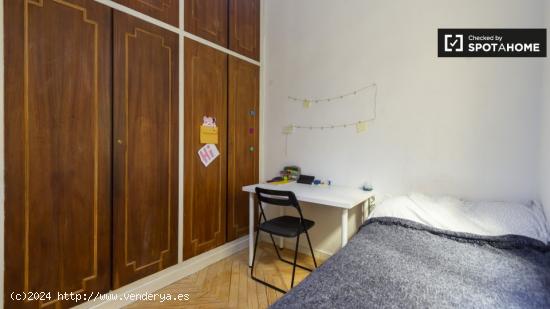 Se alquila habitación tostada en apartamento de 9 dormitorios en Moncloa - MADRID