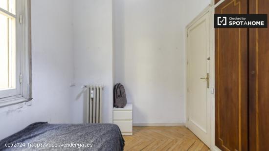 Se alquila habitación tostada en apartamento de 9 dormitorios en Moncloa - MADRID