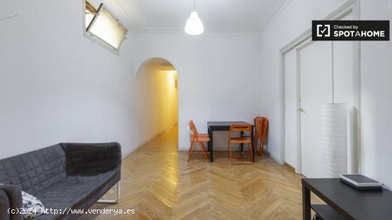 Se alquila habitación tostada en apartamento de 9 dormitorios en Moncloa - MADRID