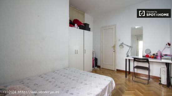 Se alquila habitación luminosa en apartamento de 8 dormitorios en Moncloa - MADRID