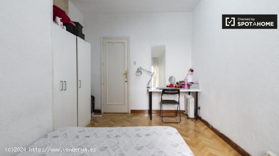 Se alquila habitación luminosa en apartamento de 8 dormitorios en Moncloa - MADRID