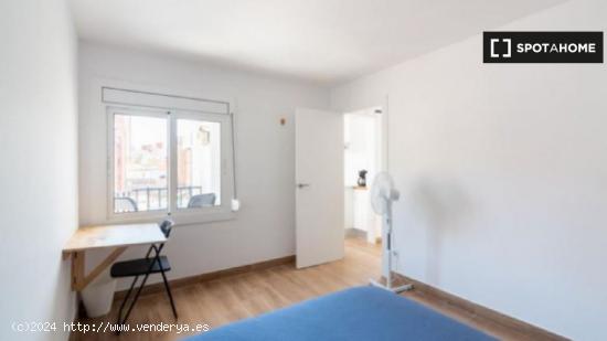 Amplia habitación en alquiler en piso de 4 dormitorios en L'Hospitalet de Llobregat - BARCELONA