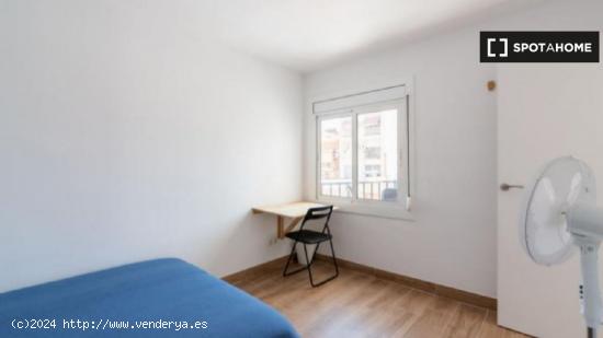 Amplia habitación en alquiler en piso de 4 dormitorios en L'Hospitalet de Llobregat - BARCELONA