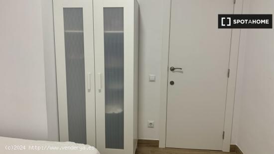 Se alquila habitación amueblada en piso de 4 dormitorios en L'Hospitalet de Llobregat - BARCELONA