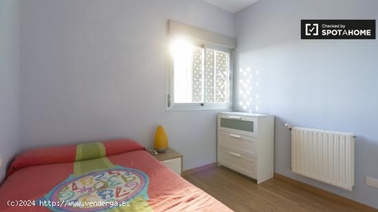 Habitación luminosa en apartamento de 3 dormitorios en Villa de Vallecas. - MADRID