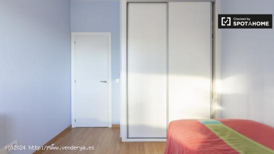 Habitación luminosa en apartamento de 3 dormitorios en Villa de Vallecas. - MADRID