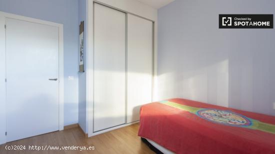 Habitación luminosa en apartamento de 3 dormitorios en Villa de Vallecas. - MADRID