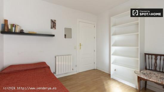 Se alquila habitación con balcón en piso de 3 dormitorios en Guindalera - MADRID