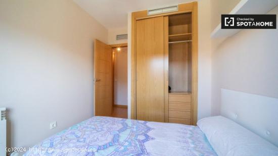 Se alquila gran habitación en apartamento de 3 dormitorios en Villa de Vallecas - MADRID