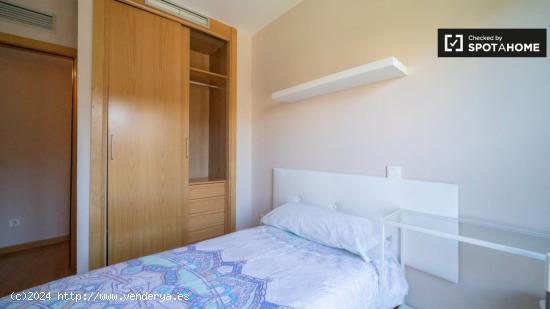 Se alquila gran habitación en apartamento de 3 dormitorios en Villa de Vallecas - MADRID