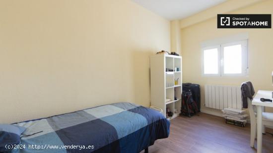 Habitación luminosa en apartamento de 3 dormitorios en Carabanchel - MADRID