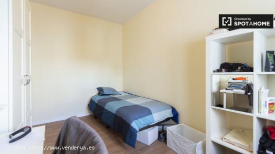 Habitación luminosa en apartamento de 3 dormitorios en Carabanchel - MADRID