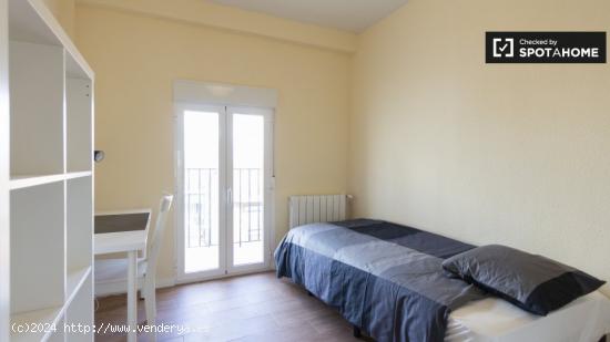 Amplia habitación en apartamento de 3 dormitorios en Carabanchel - MADRID