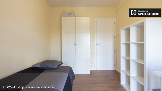 Amplia habitación en apartamento de 3 dormitorios en Carabanchel - MADRID