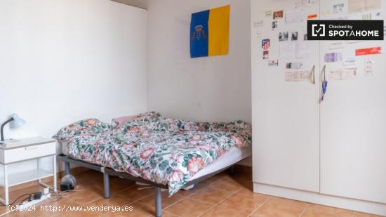 Alegre habitación en alquiler en apartamento de 4 dormitorios en Centro - MADRID