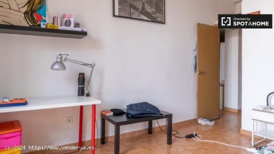 Alegre habitación en alquiler en apartamento de 4 dormitorios en Centro - MADRID