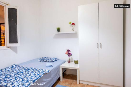 Se alquila gran habitación en apartamento de 8 dormitorios en Argüelles - MADRID