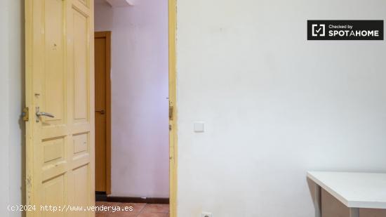 Se alquila gran habitación en apartamento de 8 dormitorios en Argüelles - MADRID