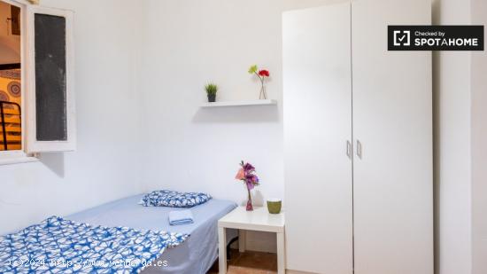 Se alquila gran habitación en apartamento de 8 dormitorios en Argüelles - MADRID