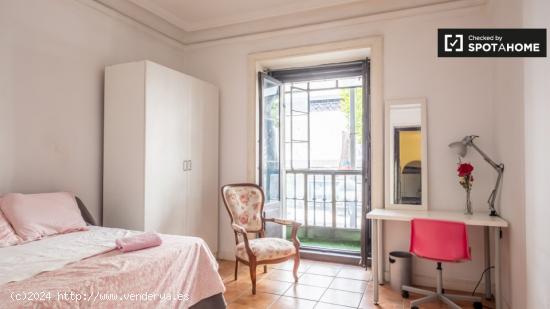 Se alquila habitación luminosa en apartamento de 8 dormitorios en Argüelles - MADRID