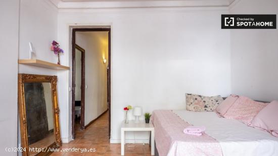 Se alquila habitación luminosa en apartamento de 8 dormitorios en Argüelles - MADRID