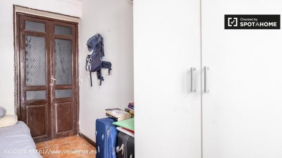 Se alquila habitación luminosa en apartamento de 8 dormitorios en Argüelles - MADRID