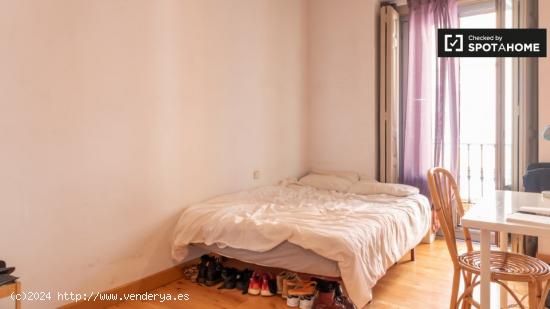 Bonita habitación en alquiler en apartamento de 7 dormitorios en Malasaña - MADRID