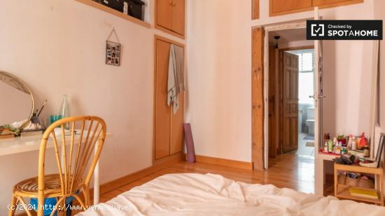 Bonita habitación en alquiler en apartamento de 7 dormitorios en Malasaña - MADRID