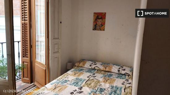 Bonita habitación en alquiler en apartamento de 7 dormitorios en Malasaña - MADRID