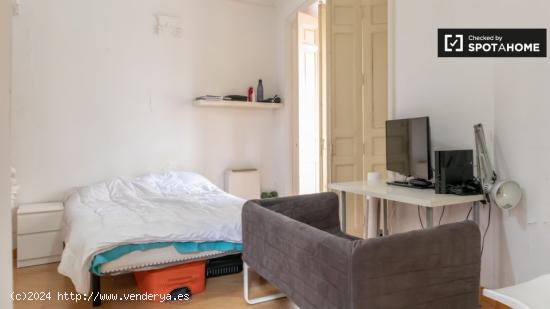 Encantadora habitación en alquiler en apartamento de 7 dormitorios en Centro - MADRID