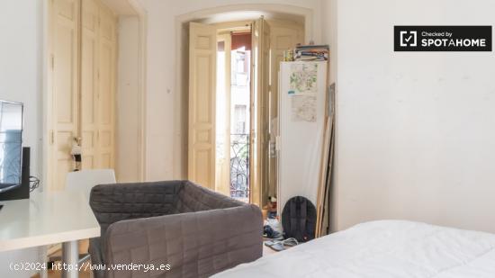 Encantadora habitación en alquiler en apartamento de 7 dormitorios en Centro - MADRID